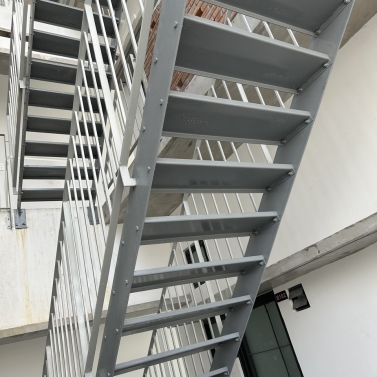 CẦU THANG SẮT THOÁT HIỂM