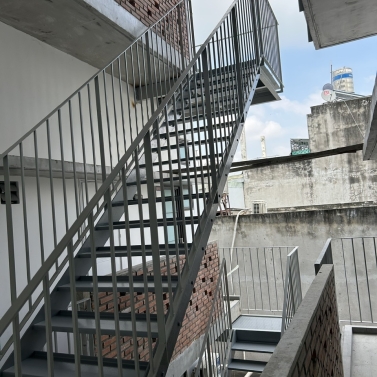 CẦU THANG SẮT THOÁT HIỂM NGOÀI TRỜI