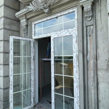 CỬA CHÍNH RA VÀO WINDOW